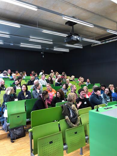 Counselors from the employment agency sit in the HSD lecture hall to be welcomed by the ZSB at the HSD